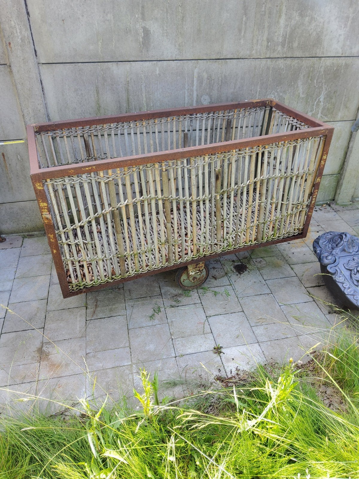 Rieten bak op wielen, Ophalen