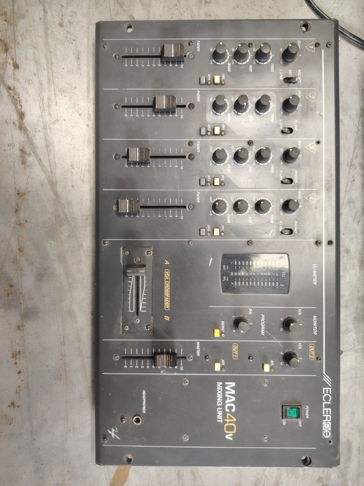 klassiek analoog Ecler Mac 40v4 kanaalsmengpaneel, Muziek en Instrumenten, Ophalen, Gebruikt, Minder dan 5 kanalen, Microfooningang