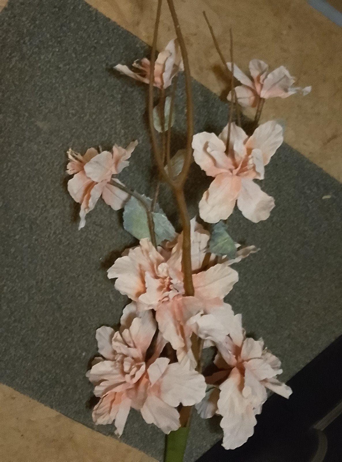 Een tak kunstbloemen, Ophalen