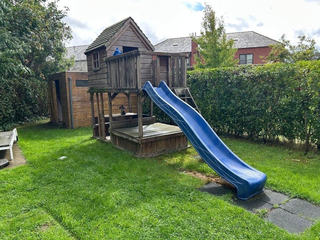 Speelhuis met glijbaan, zandbak en zitbankjes - Lokeren, Kinderen en Baby's, Ophalen, Gebruikt, Hout