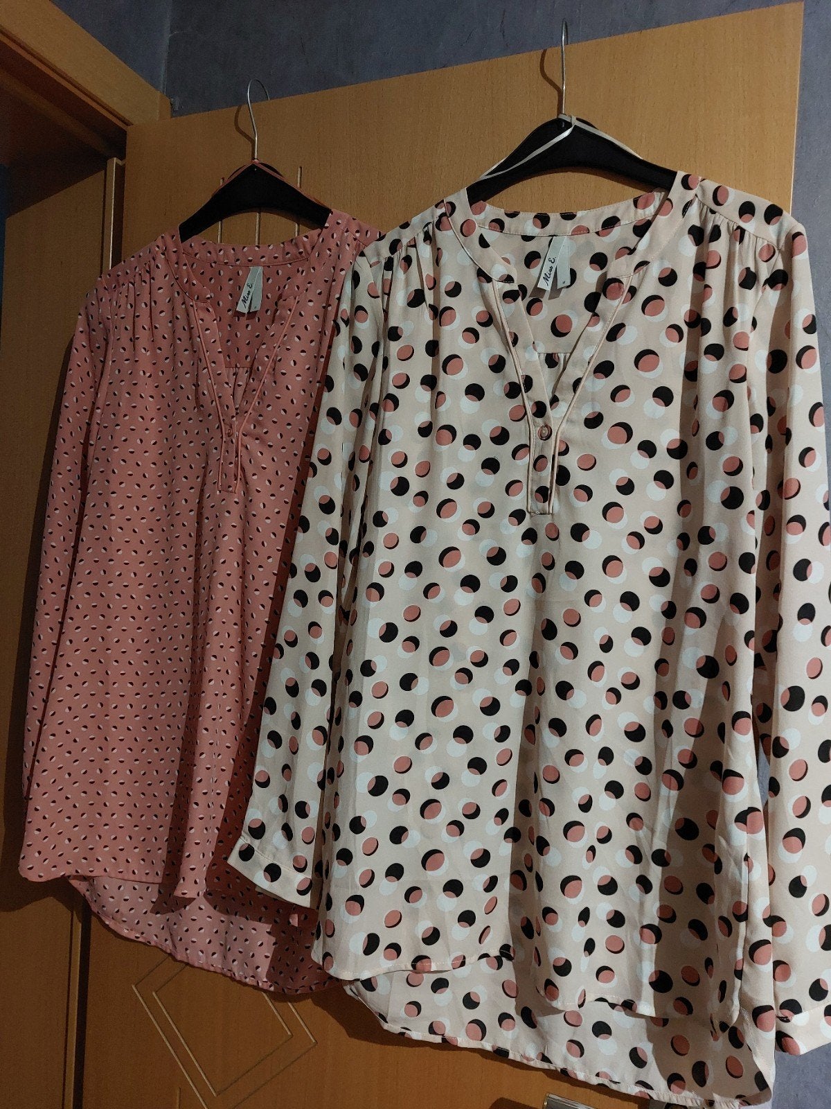 2 blouses medium, Kleding | Dames, Blouses en Tunieken, Ophalen