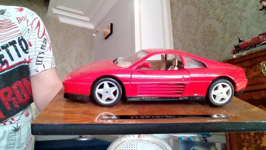 Ferrari 348 1/18 avec socle, Ophalen