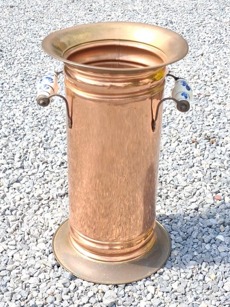 Oude koperen paraplubak., Ophalen