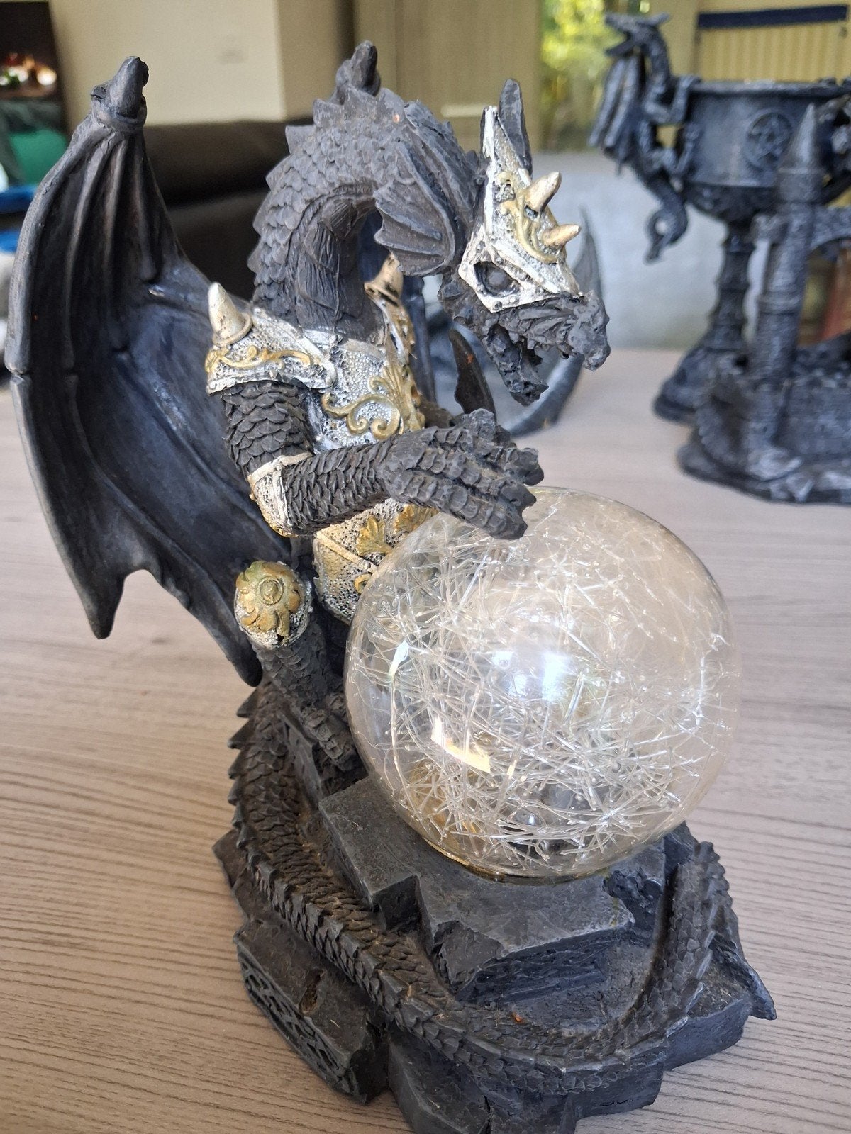 Draak met bal, Ophalen