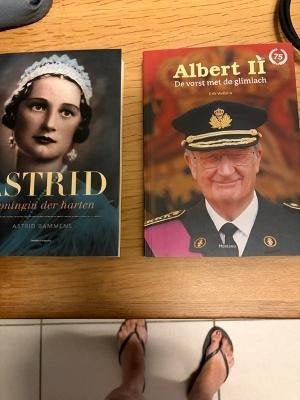2 boeken koningshuis als nieuw de 2 stuks voor 5 euro, Boeken, Ophalen, Zo goed als nieuw