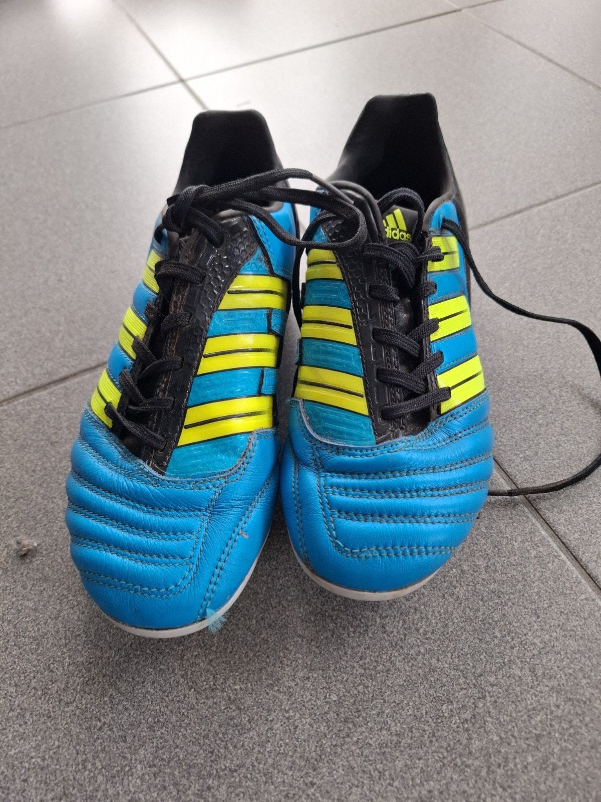 Adidas voetbalschoenen, Ophalen