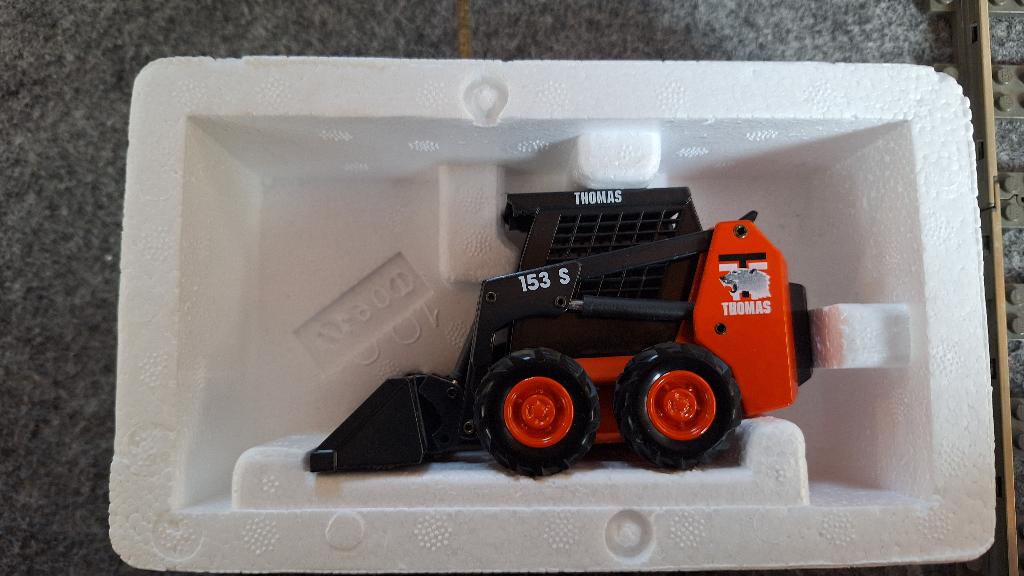 JOAL 190 Thomas 153S Skid Steer schaal 1:32 NIEUW, Hobby en Vrije tijd, Modelauto's | 1:32, Nieuw, Overige typen, Joal, Ophalen