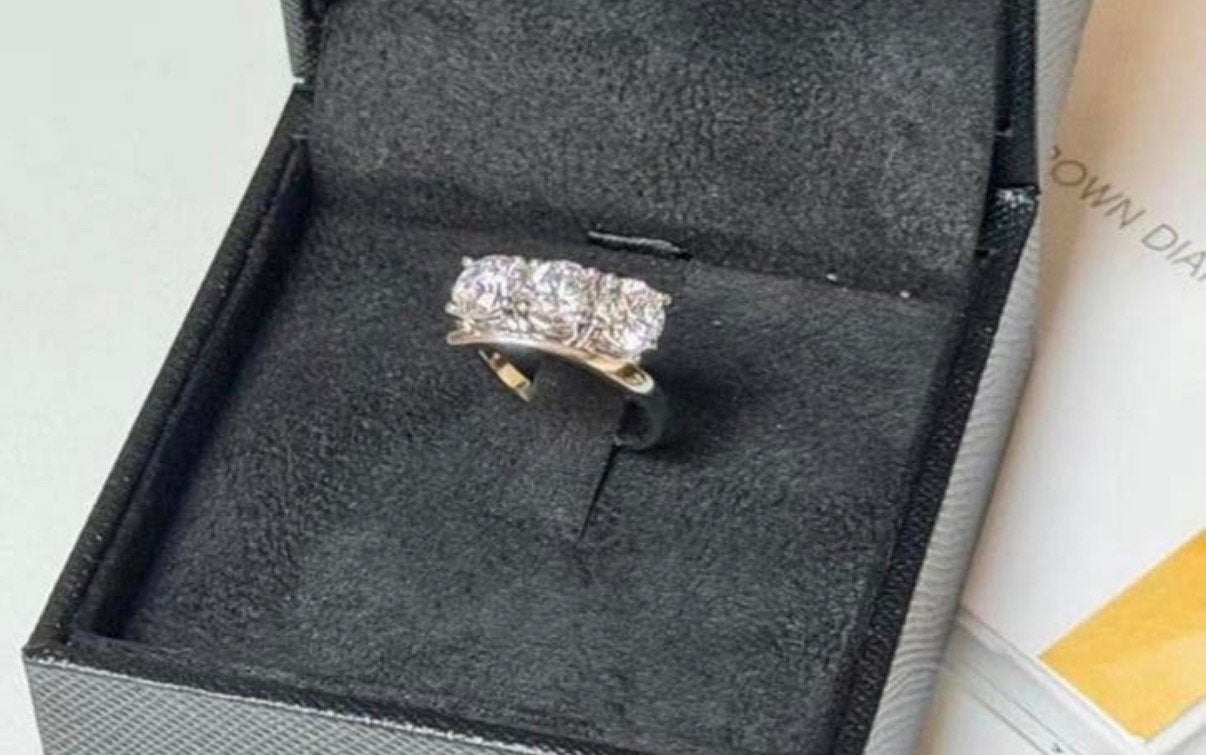 Gouden ring met 3 diamanten totaal 2.12ct met certificaat!, Nieuw, Ophalen of Verzenden, 17 tot 18, Met edelsteen