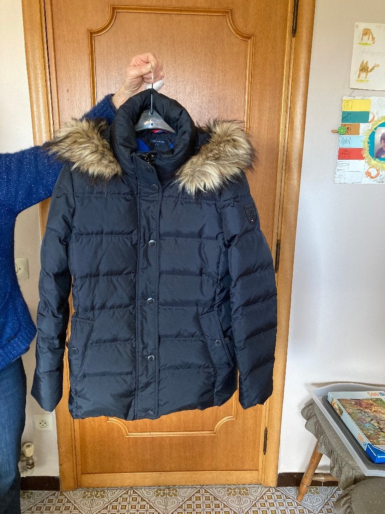 Donkerblauwe wintervest, rits +drukknopen, T. Hillfiger, Med, Enlèvement ou Envoi, Comme neuf, Bleu, Taille 38/40 (M)