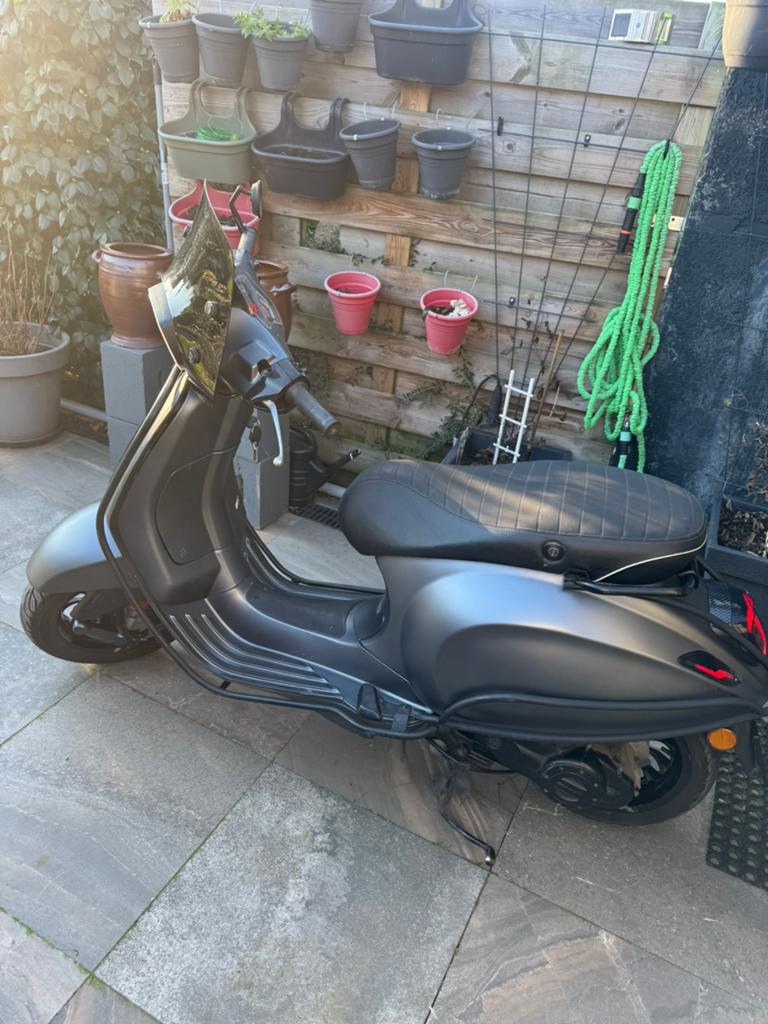 Vespa sprint 50cc, Ophalen, Zo goed als nieuw