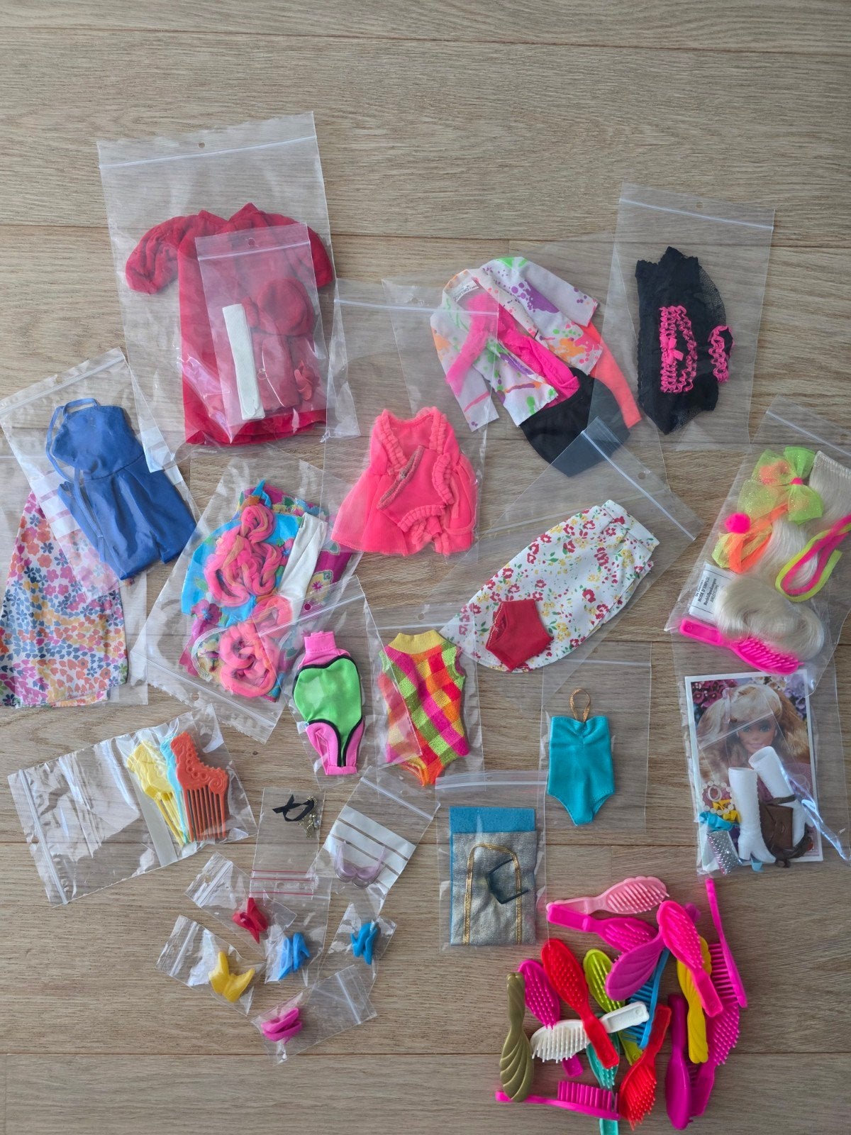Lot vintage barbie kledij en accessoires, Verzenden, Gebruikt, Kleertjes
