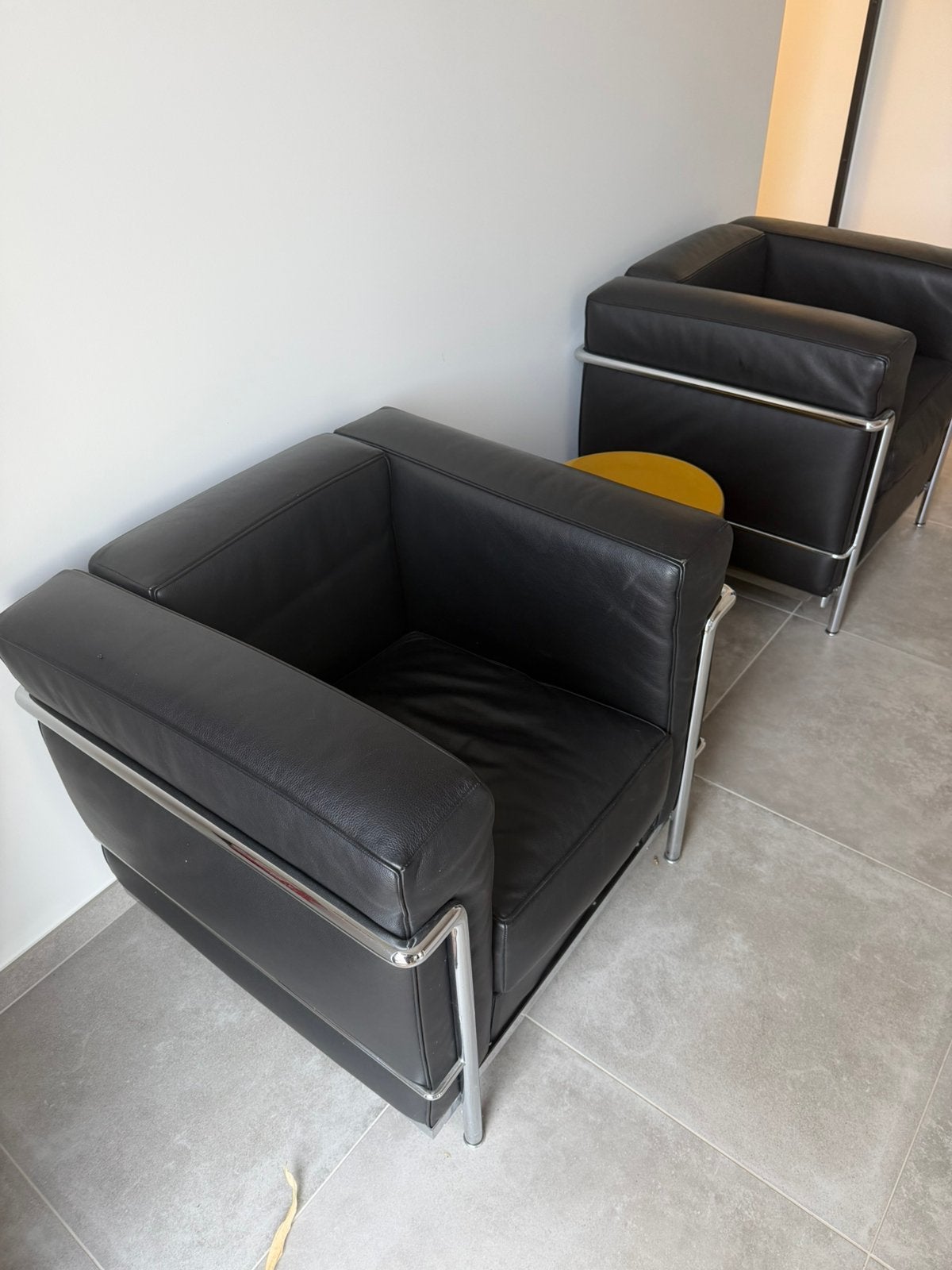 2 Cassina LC2 fauteuils - Le Corbusier, Ophalen, Zo goed als nieuw