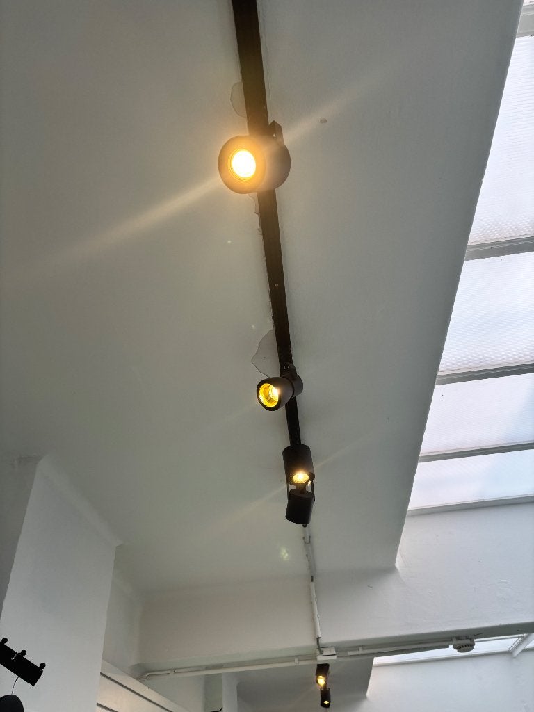 Mooie zwarte verlichting rails en spots, Maison & Meubles, Comme neuf, Synthétique, Enlèvement, Compatible montage au plafond