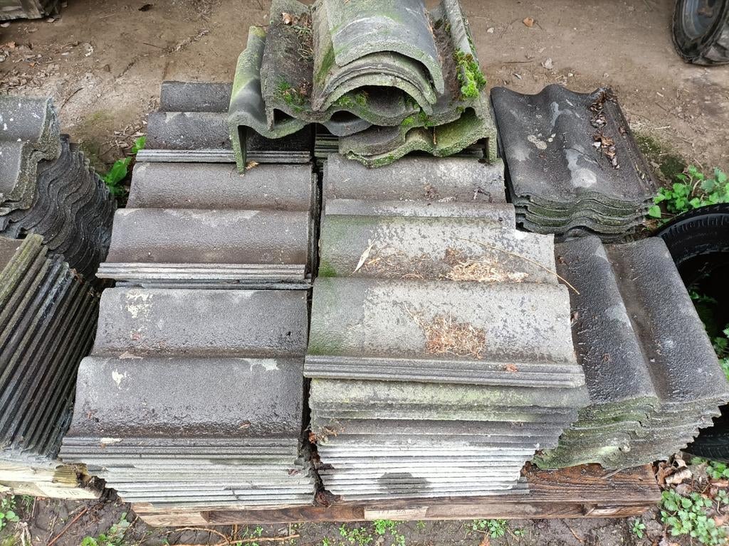 Twee pallets met gebruikte dakpannen, Ophalen, Dakpannen