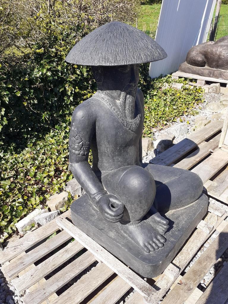 CHINESE BOER ZITTEND IN GEPATINEERDE STEEN (1,05 M), Tuin en Terras, Ophalen, Nieuw, Overige materialen, Mensenbeeld