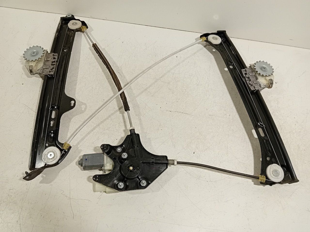 Raammechaniek elektrisch rechts voor BMW i3, Onderdelen@venauto.nl, Van der Ven Autorecycling B.V., Ettenseweg 76, 4706 PB Roosendaal, The Netherlands
