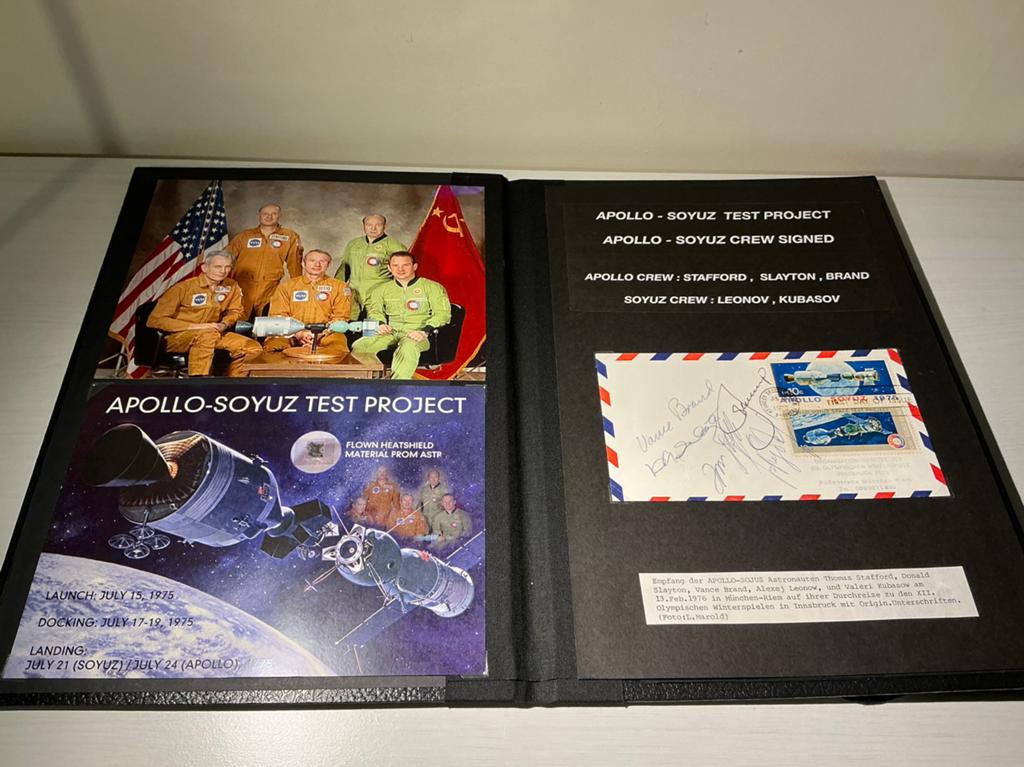 Apollo- Soyuz Test Project Presentatie Gesigneerde cover, Verzamelen, Overige Verzamelen, Ophalen, Zo goed als nieuw