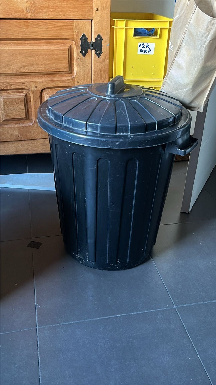 Grote vuilbak, Ophalen, Kunststof, Gebruikt, 50 tot 75 cm