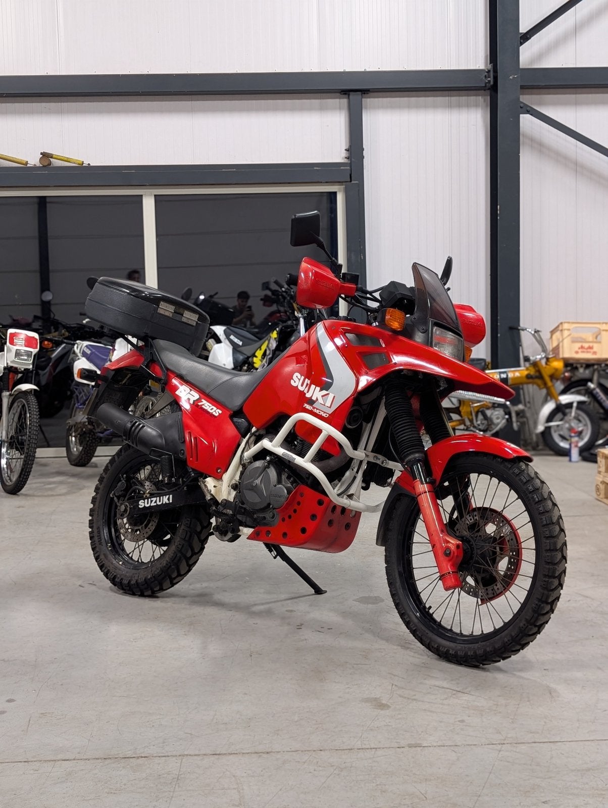 Suzuki DR750, Particulier