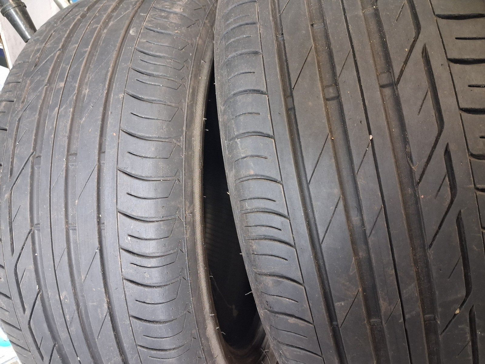 2 pneus Bridgestone, Enlèvement, Pneu(s)