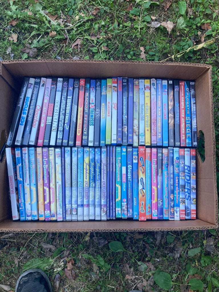 Caisse de + de 50 DVD variés (Brocante / Lot complet), Enlèvement, Comme neuf