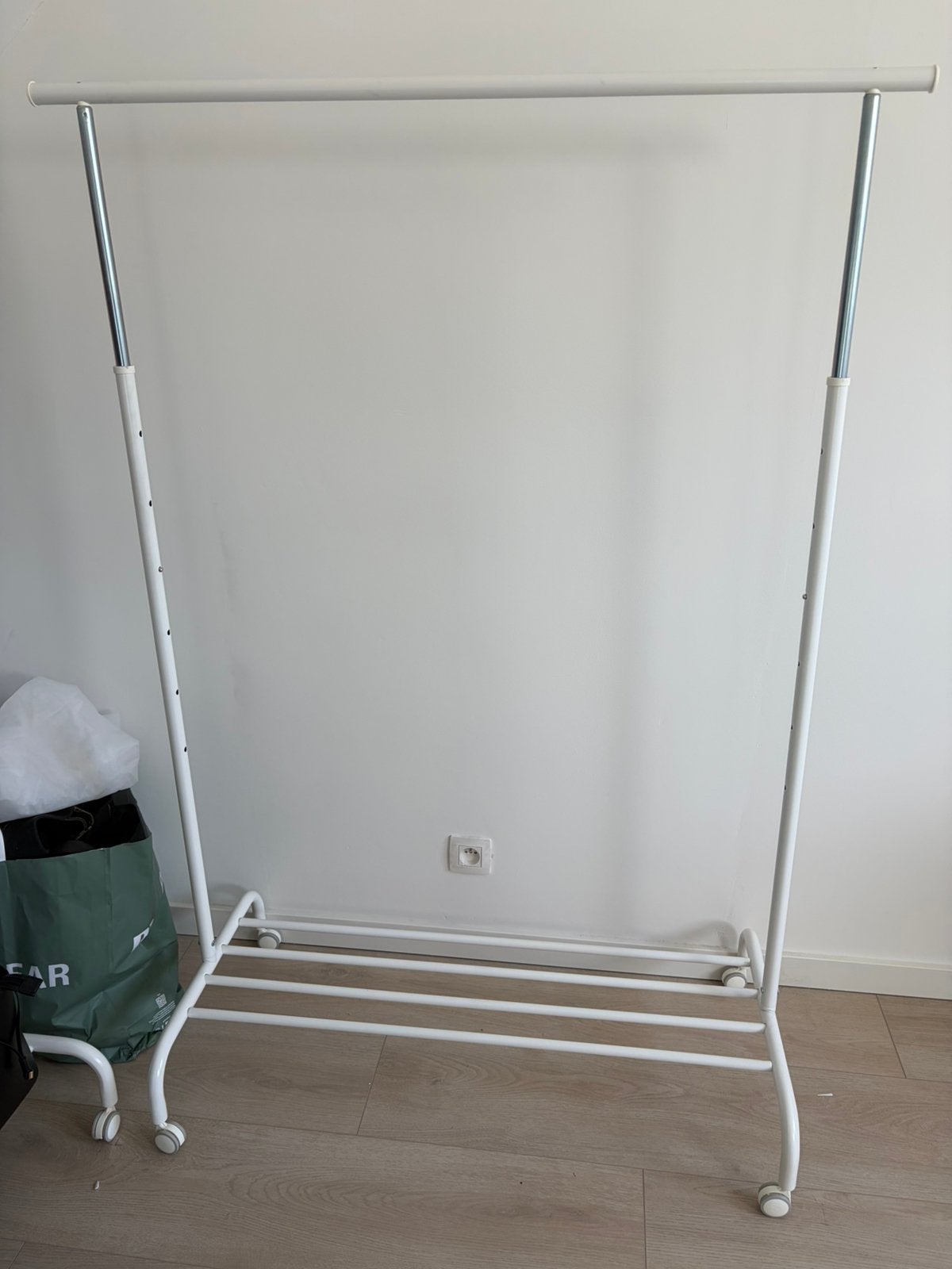RIGGA Ikea kledingrek, Ophalen, Met wielen, Zo goed als nieuw