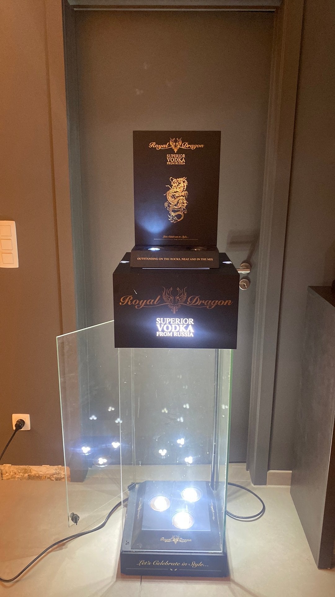 Royal Dragon Vodka Luxe Display, Enlèvement