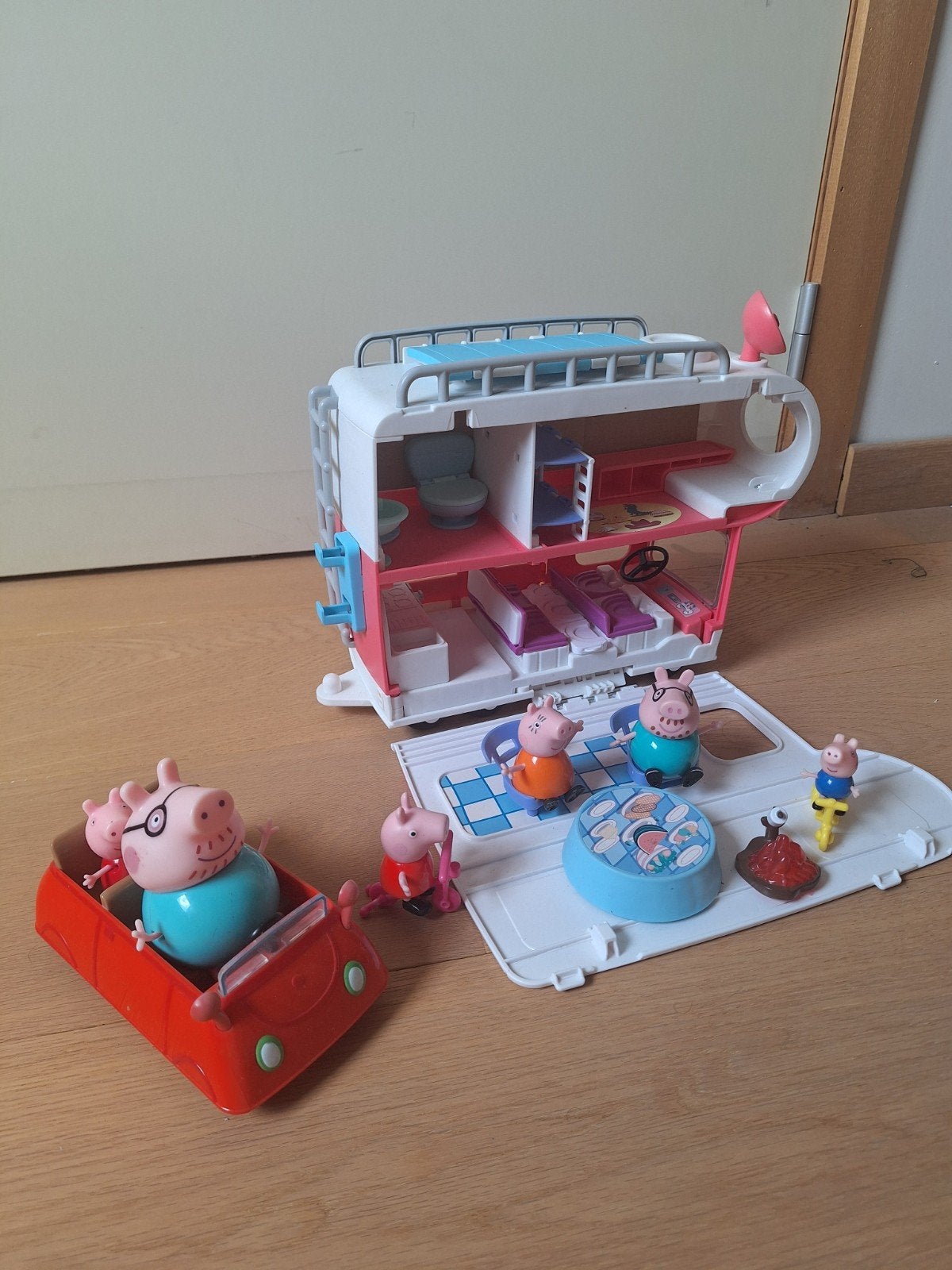 Peppa pig camper en rode auto, Ophalen