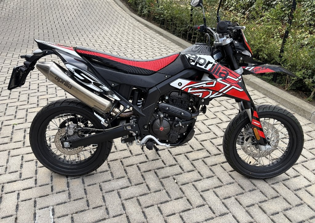 Aprilia SX125 2023 état neuf 905km, Motoren, Nieuw, Particulier, 125 cc, 11 kW of minder