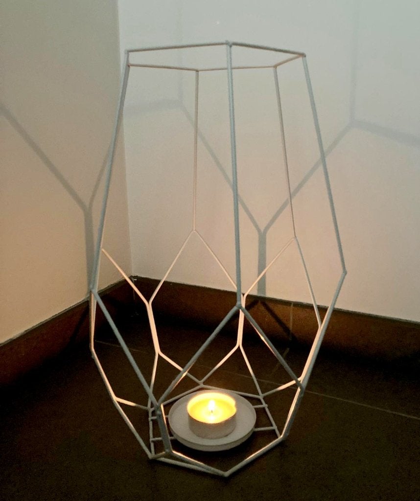 WIT METALEN KAARSHOUDER/WINDLICHT – 43CM HOOG, Windlicht, Gebruikt, Wit, 43 cm