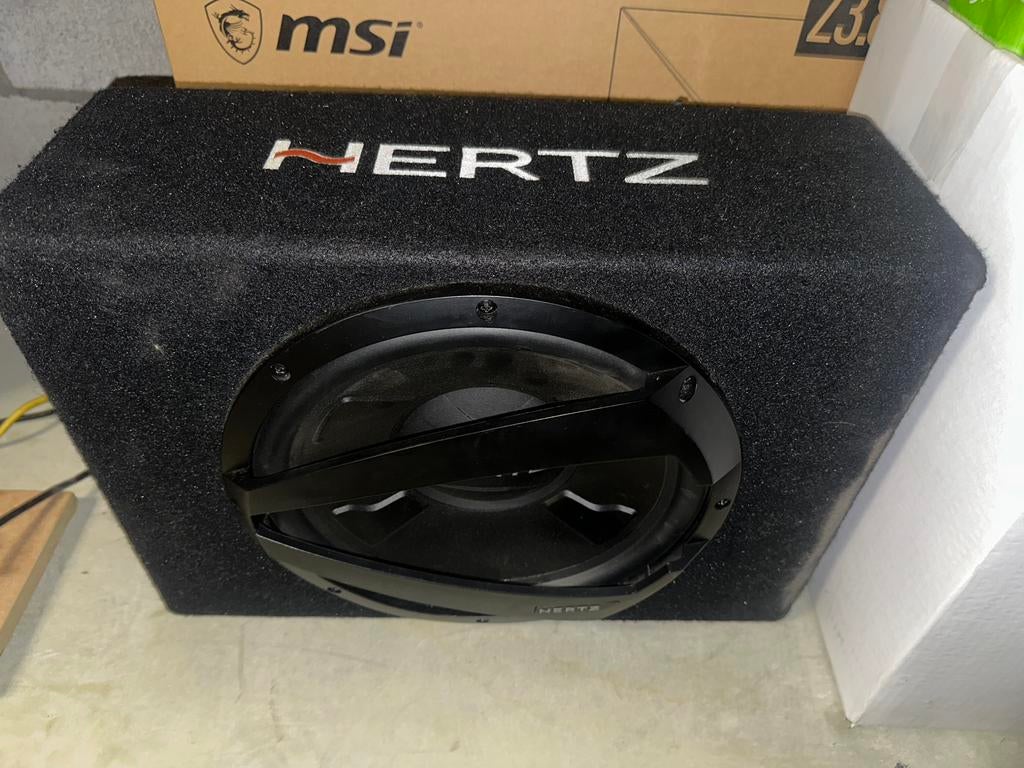 Subwoofer hertz en quantum versterker, Auto diversen, Autospeakers, Ophalen of Verzenden, Zo goed als nieuw