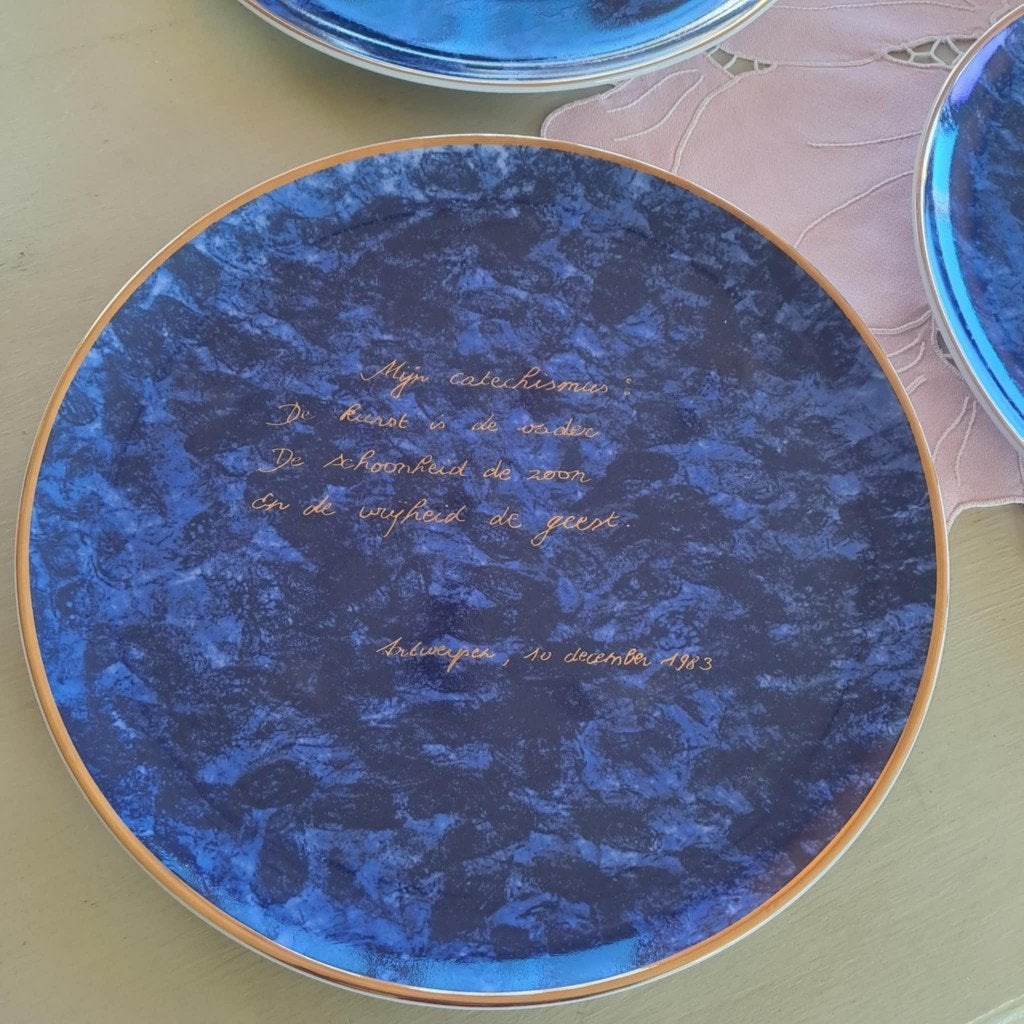 4 blauwe borden Jan Fabre "met kunst aan tafel ", Ophalen, Nieuw, Porselein, Bord of Schaal