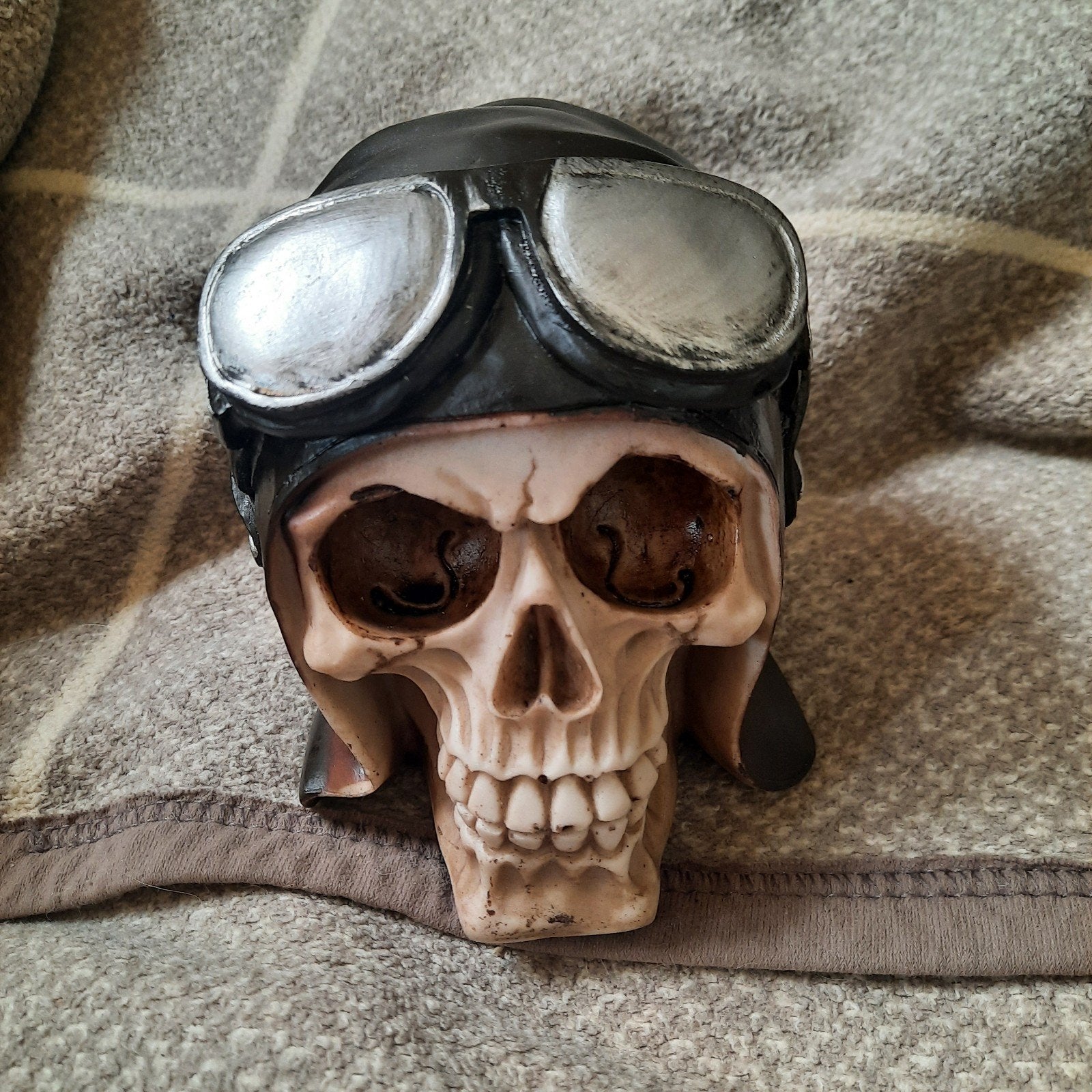 Crâne avec casque d'aviateur et lunettes. 11 cm x 14 cm, Enlèvement ou Envoi, Comme neuf, Humain