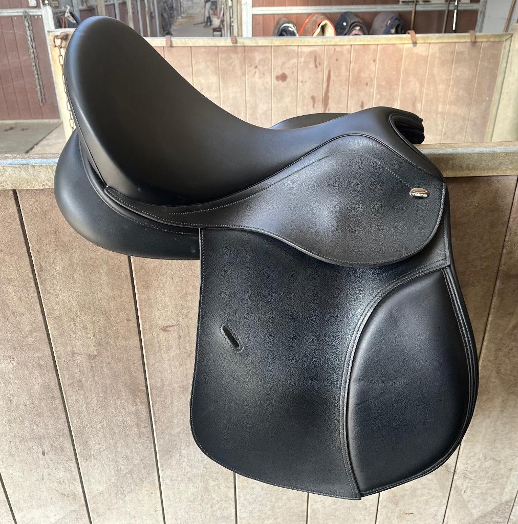 Veelzijdigheidszadel Tekna I Konic  17’5 inch Rode boom (MW), Dieren en Toebehoren, Paarden en Pony's | Zadels, Zo goed als nieuw