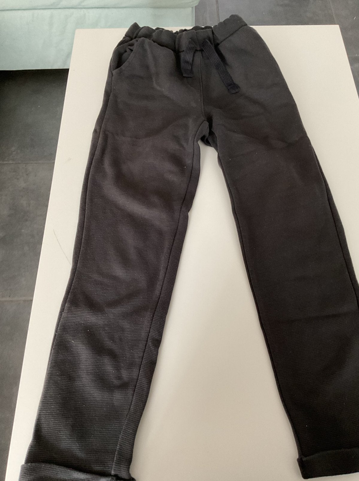 Zwarte, geribde trainingsbroek (maat 134), Ophalen of Verzenden, Zo goed als nieuw, Broek