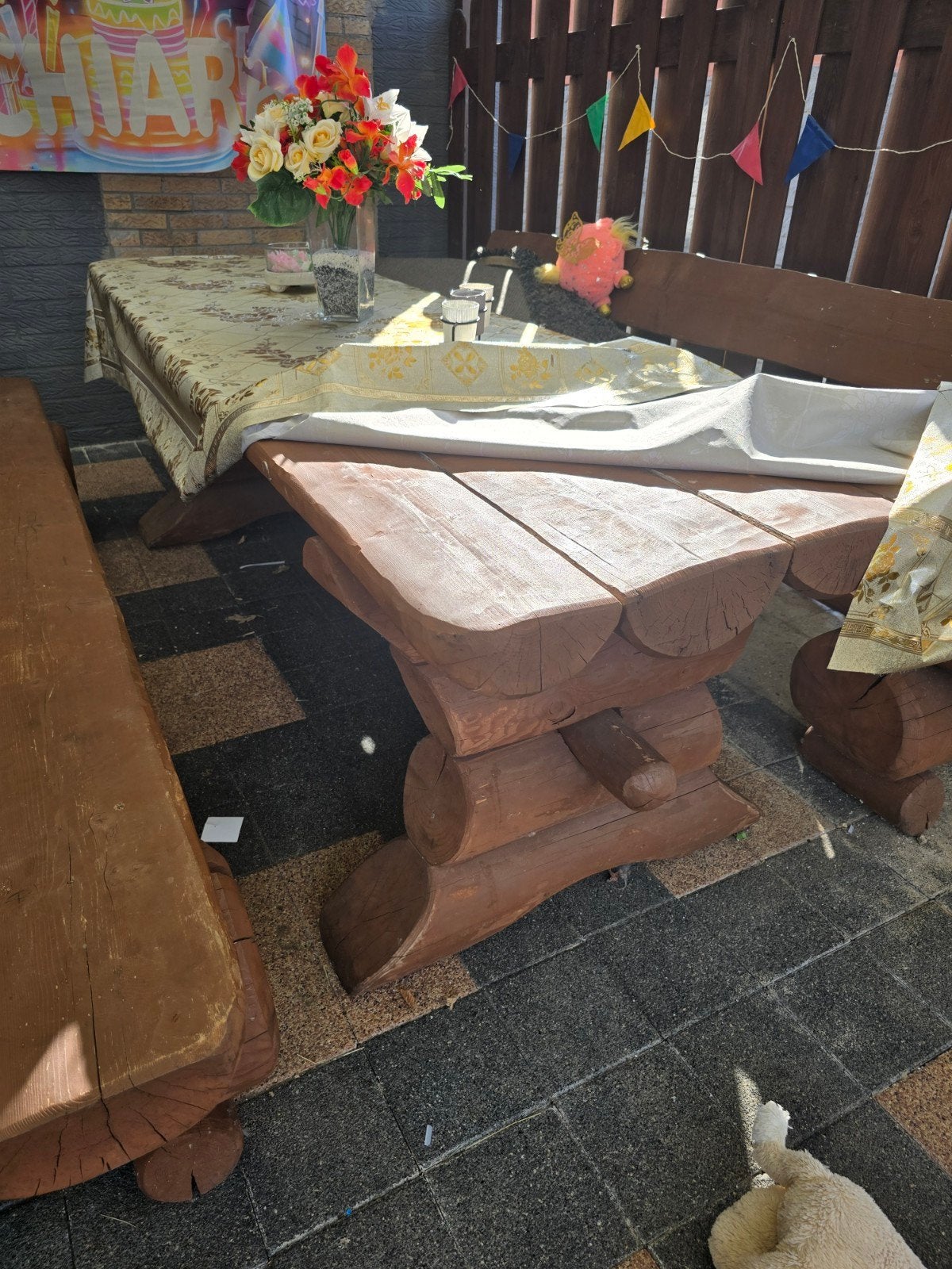Massieve houten tafel met twee banken, Ophalen, Hout