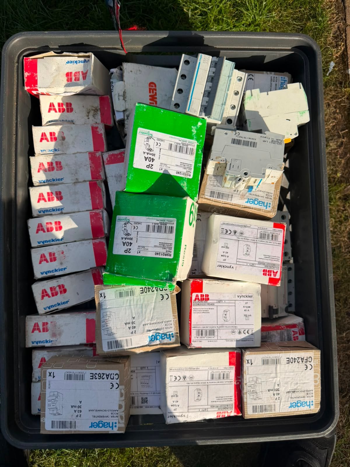 automaten en differentielen - 105 stuks - ongebruikt, Doe-het-zelf en Bouw, Ophalen, Zo goed als nieuw, ABB