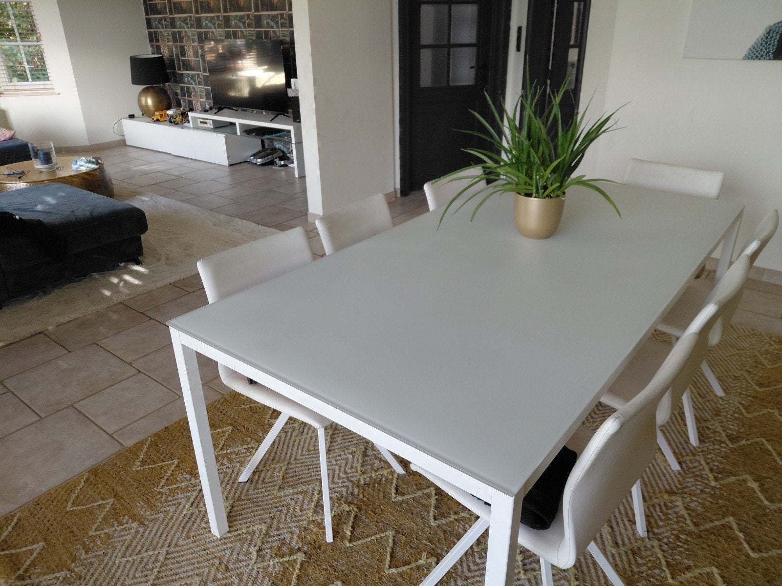 Eettafel wit met witleren stoelen en tafelblad wwit melk gla, Huis en Inrichting, Ophalen of Verzenden, Vijf personen of meer