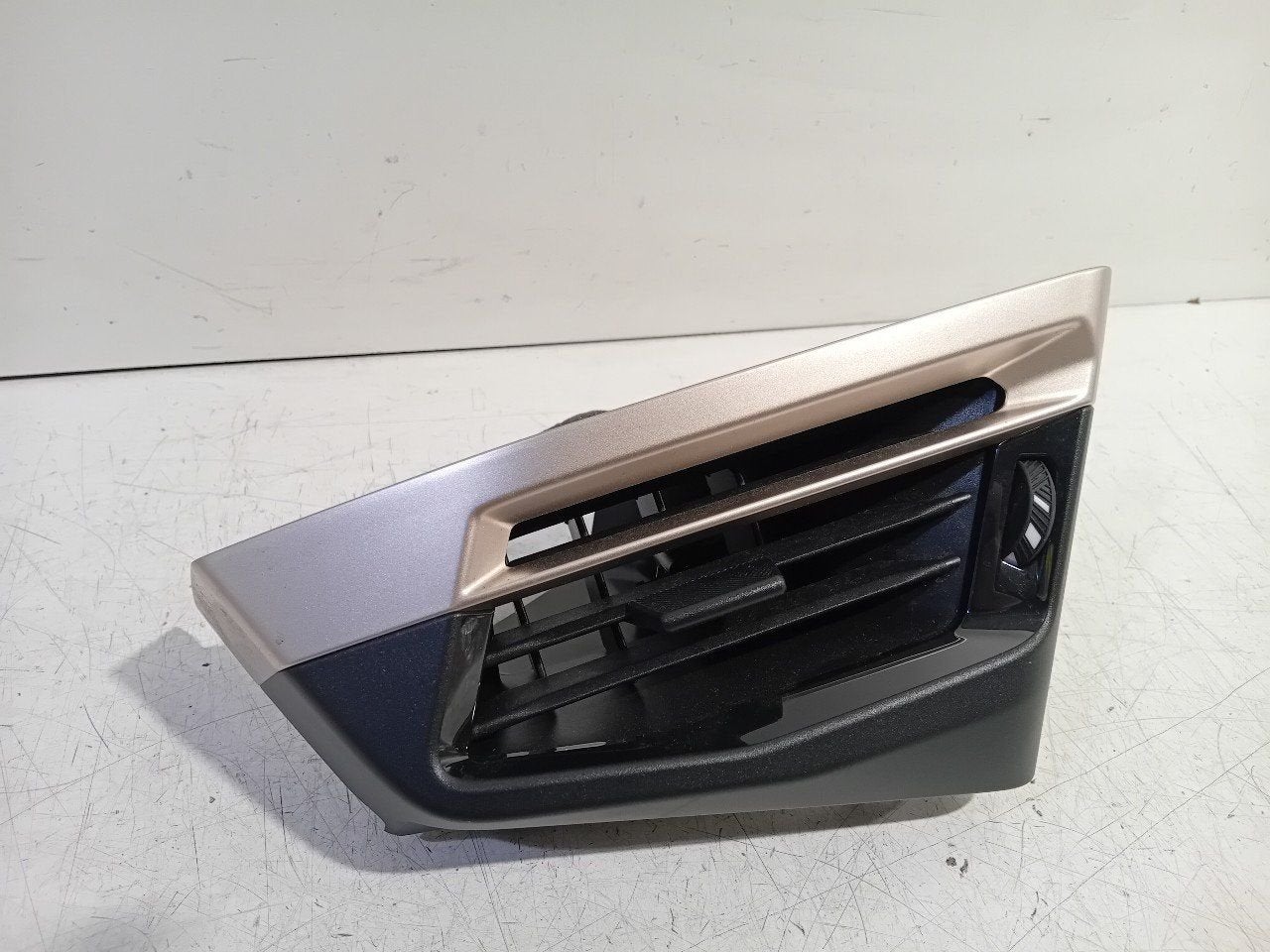 Dashboard luchtrooster links BMW iX, Auto-onderdelen, Onderdelen@venauto.nl, Van der Ven Autorecycling B.V., Gebruikt, Ettenseweg 76, 4706 PB Roosendaal, The Netherlands