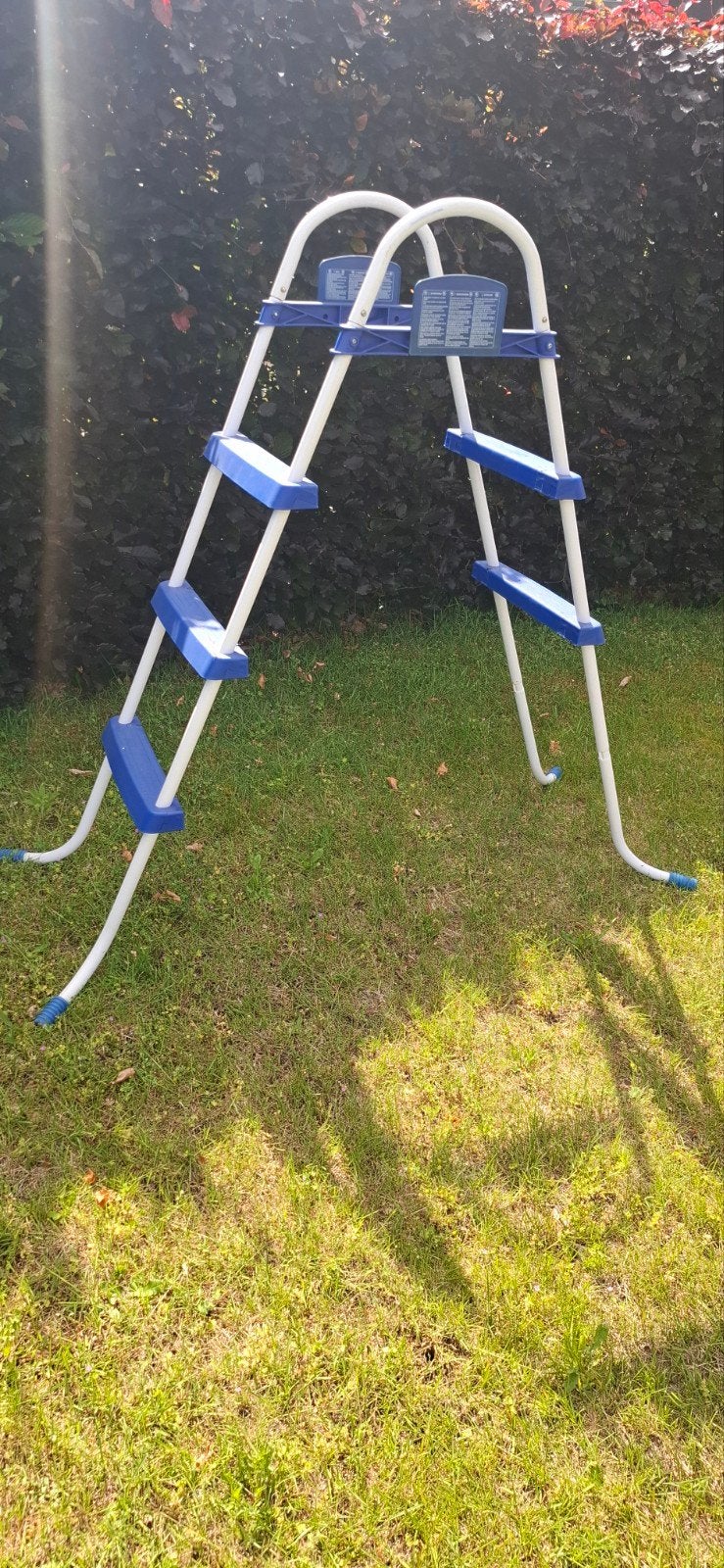 Zwembadladder goede staat 3 tredes. wit met blauwe tredes., Ophalen, Zo goed als nieuw, Ladder