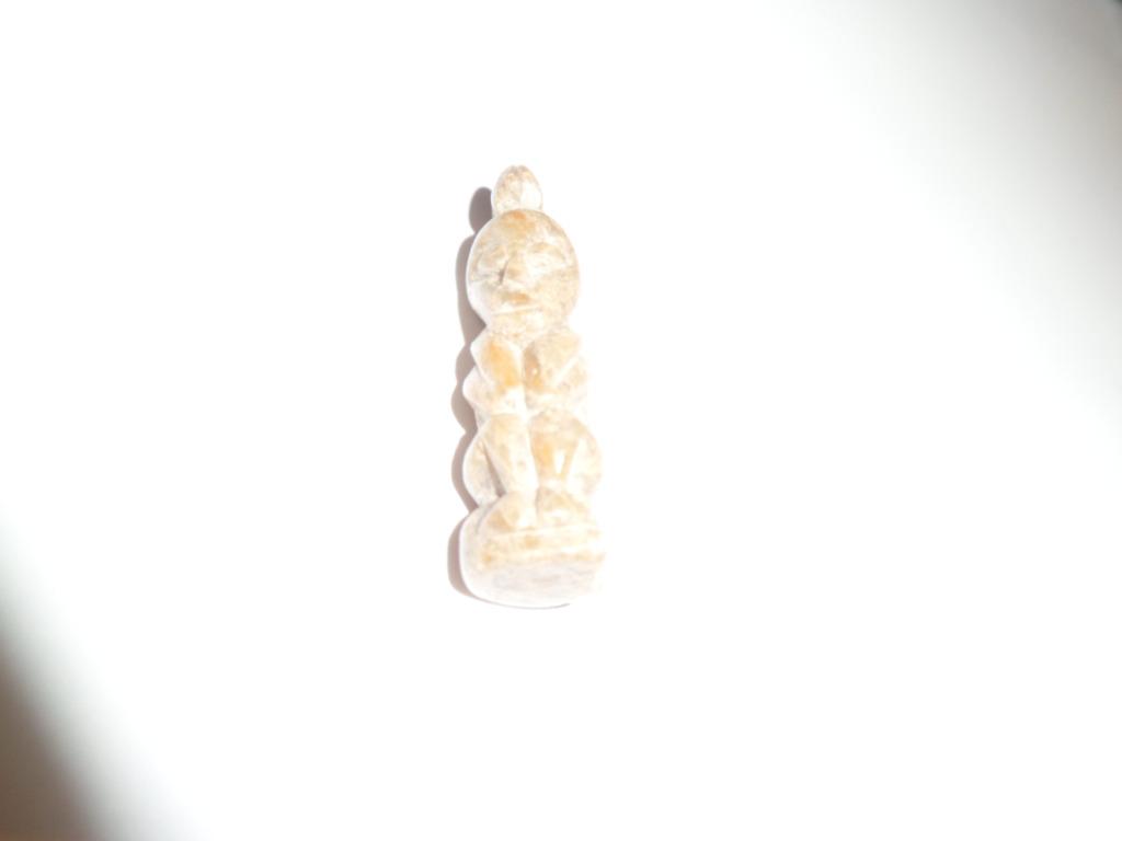 Hanger-amulet uit graniet of één of ander hardsteen., Ophalen
