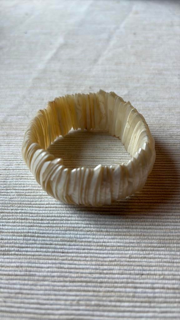 Armband van schelpen in parelmoer, Ophalen, Zo goed als nieuw