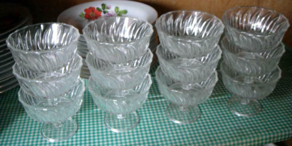 16 Coupes/coupelles à dessert / glace en cristal ciselé, Enlèvement, Utilisé