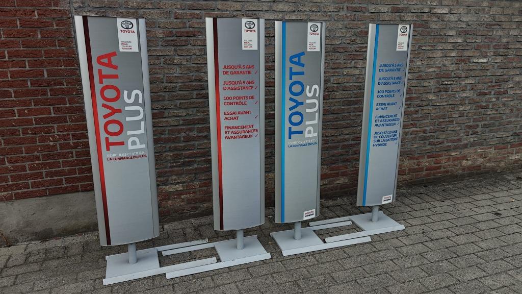 Présentoirs Toyota, Enlèvement