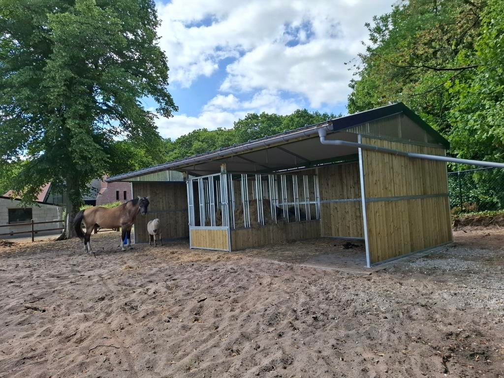 Mooie degelijke nieuwe buitenstallen schuilstal  boxen ramen