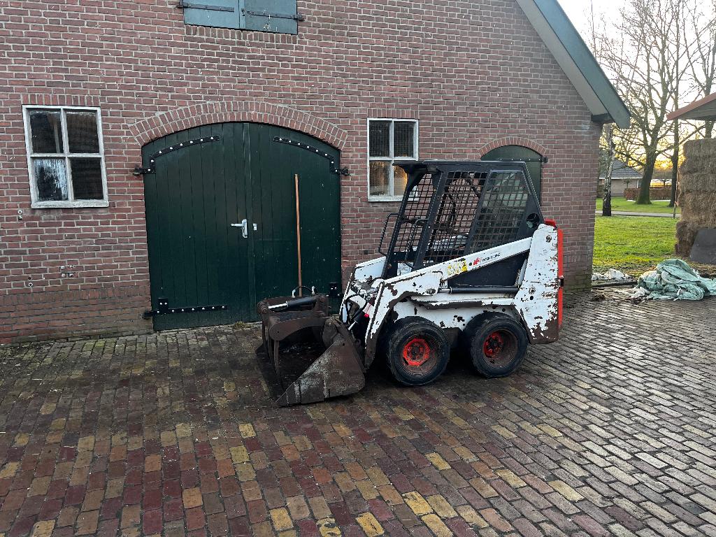 Bobcat 463, schranklader met mestklem, Ophalen