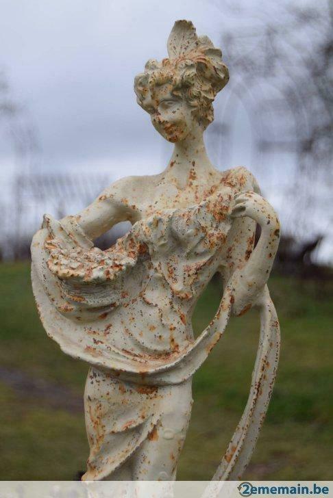 Standbeeld van een elegante dame en haar hond in gepatineerd, Tuin en Terras, Ophalen of Verzenden, Zo goed als nieuw, Overige materialen
