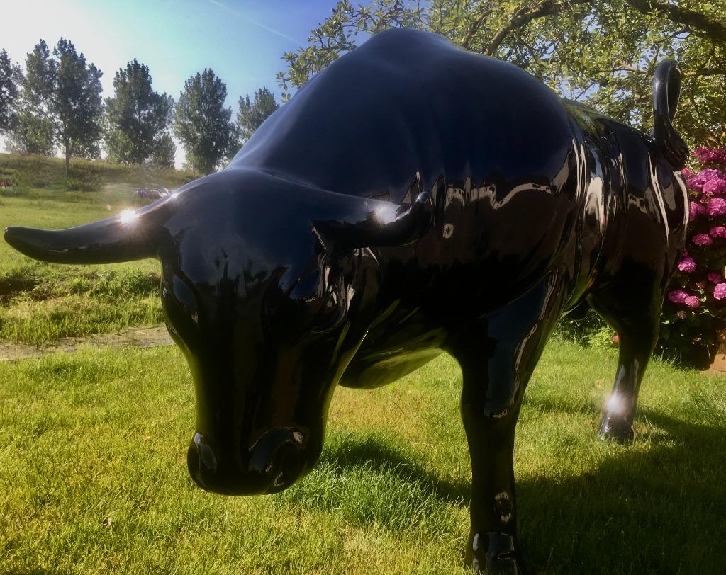 Stier op ware grootte kunstbeeld WOESTE STIER, Tuin en Terras, Tuinbeelden, Nieuw, Abstract beeld, Kunststof, Ophalen of Verzenden