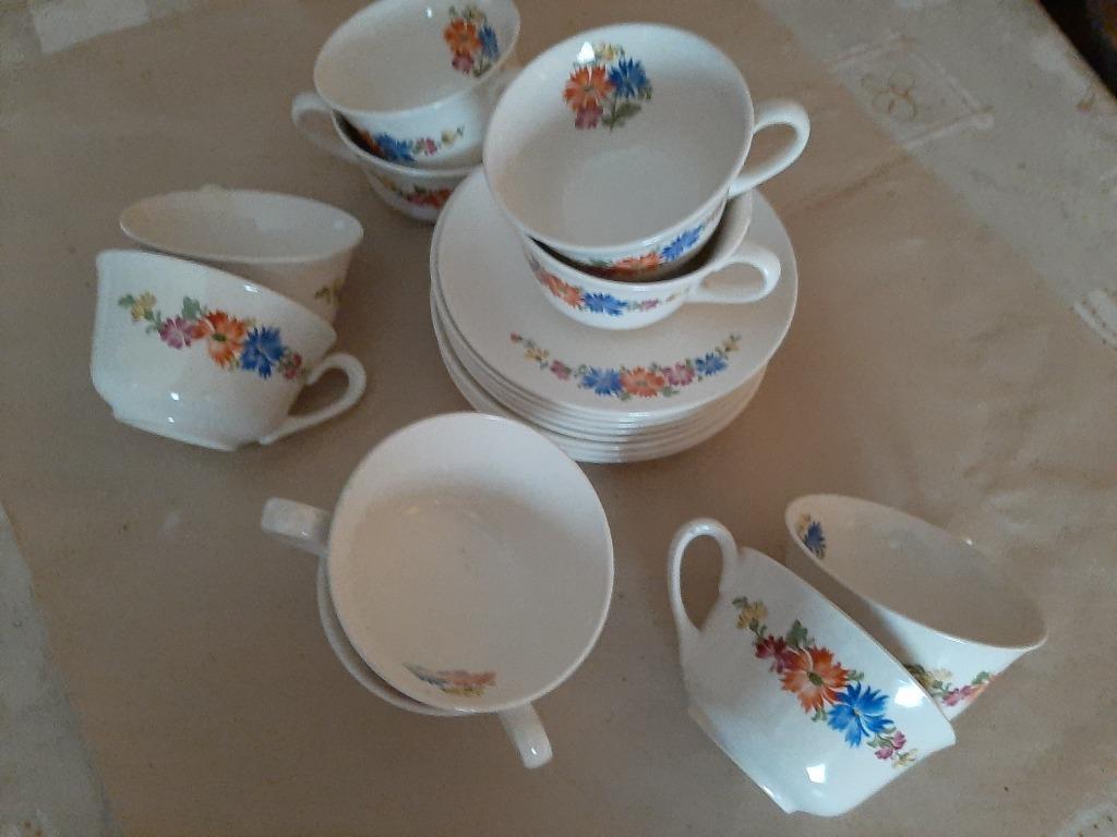 Set van 10 tassen met ondertas en melkkan P.REGOUT, Antiek en Kunst, Ophalen