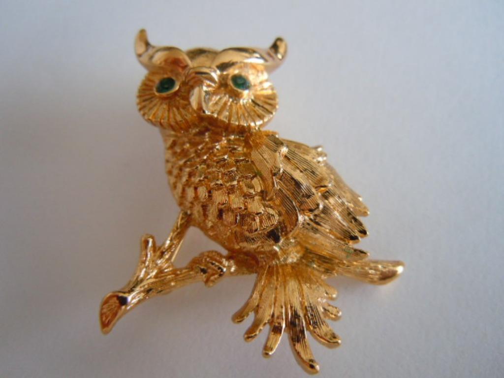 Vintage broche uil met groene glazen ogen - gesigneerd Monet, Handtassen en Accessoires, Overige materialen, 4 tot 7 cm, Ophalen of Verzenden